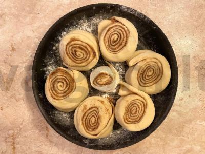 Cinnabon mėgstamiausios cinamono bandelės su varškės kremu Žingsnis 8
