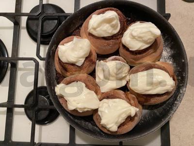 Cinnabon mėgstamiausios cinamono bandelės su varškės kremu Žingsnis 9