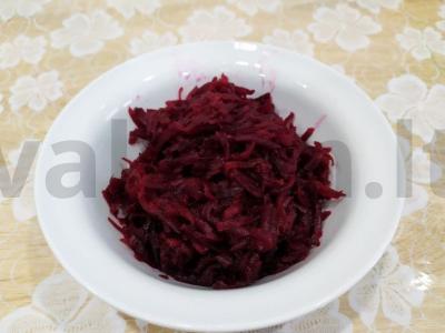 Burokėlių salotos su džiovintomis slyvomis ir graikiniais riešutais Žingsnis 1