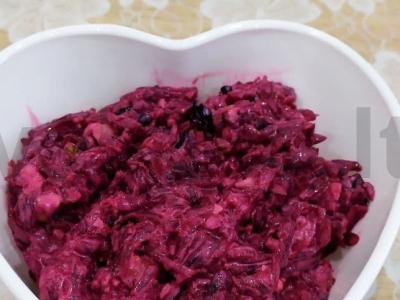 Burokėlių salotos su džiovintomis slyvomis ir graikiniais riešutais Žingsnis 6