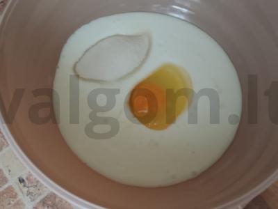 Minkšti kefyro ir verdančio vandens blyneliai Žingsnis 1