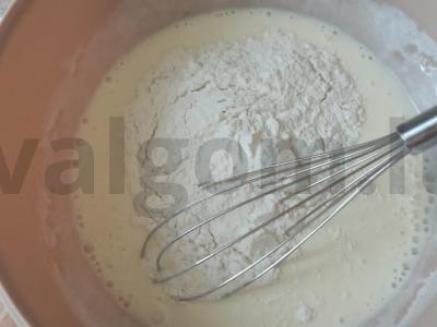 Minkšti kefyro ir verdančio vandens blyneliai Žingsnis 2