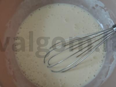 Minkšti kefyro ir verdančio vandens blyneliai Žingsnis 3