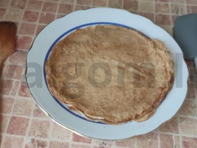 Minkšti kefyro ir verdančio vandens blyneliai pagrindine nuotrauka