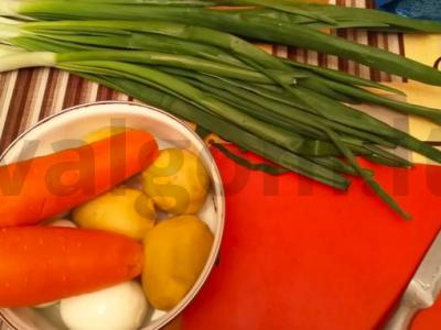 Carinės salotos "Lašiša po kailiniais" Žingsnis 1