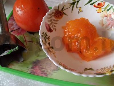 Pomidorų ir sūrio salotos su persimonų padažu Žingsnis 4