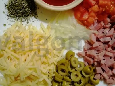 Pita pica su kumpiu ir pomidorais Žingsnis 1