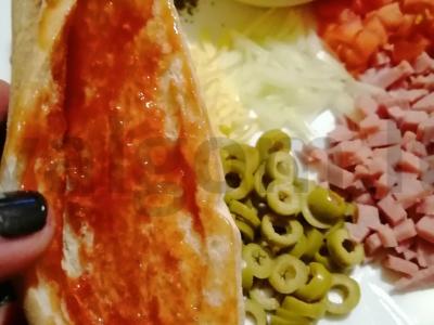 Pita pica su kumpiu ir pomidorais Žingsnis 2