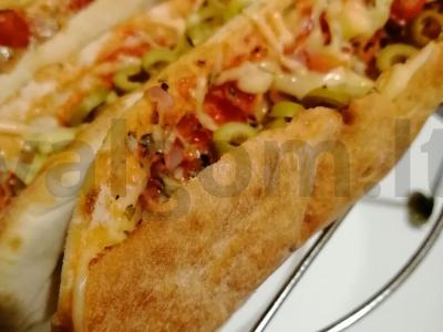 Pita pica su kumpiu ir pomidorais pagrindine nuotrauka