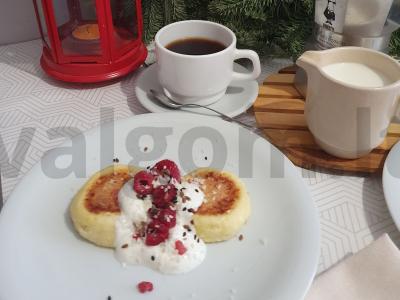 Sūrio pyragaičiai su avietėmis pagrindine nuotrauka