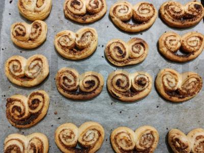 Skanūs ausų formos sausainiai iš sluoksniuotos tešlos Žingsnis 1