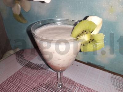 Bananų ir braškių kokteilis su ledais pagrindine nuotrauka