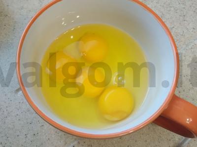 Omletas su žaliaisiais svogūnais Žingsnis 1