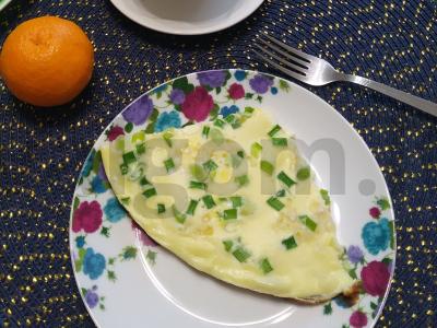 Omletas su žaliaisiais svogūnais pagrindine nuotrauka
