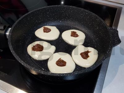 Blyneliai su šokolado pastos įdaru Žingsnis 3