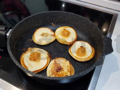 Blyneliai su šokolado pastos įdaru Žingsnis 5