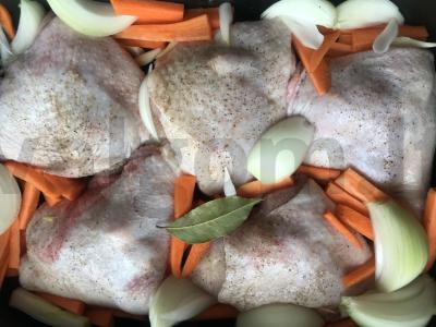 Vištienos šlaunelės, keptos su daržovėmis Žingsnis 1