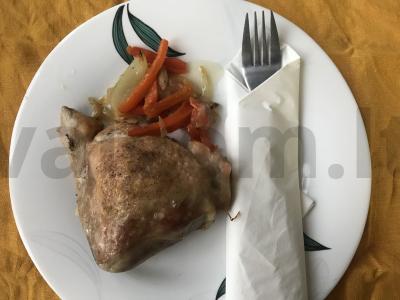 Vištienos šlaunelės, keptos su daržovėmis pagrindine nuotrauka