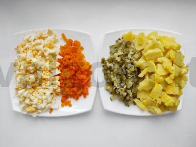 Olivier su tunu ir marinuotais agurkais Žingsnis 1