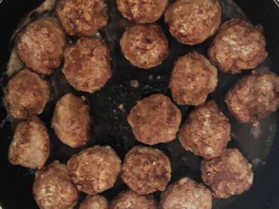 Klasikiniai mėsos kukuliai grietinės padaže Žingsnis 2