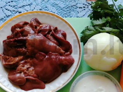 Troškintos vištienos kepenėlės grietinėje su daržovėmis Žingsnis 1
