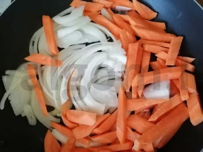 Troškintos vištienos kepenėlės grietinėje su daržovėmis Žingsnis 2