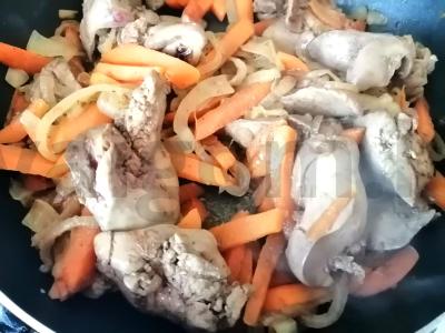 Troškintos vištienos kepenėlės grietinėje su daržovėmis Žingsnis 3