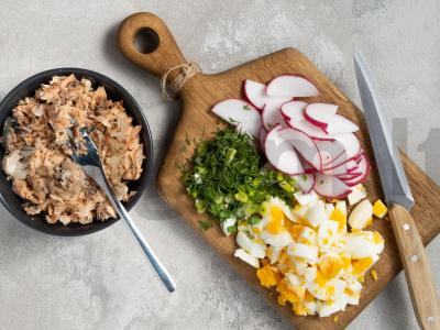 Salotos su kukurūzais ir konservuota žuvimi Žingsnis 1