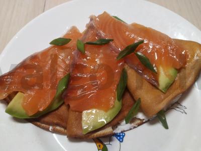 Blyneliai su avokadu ir lašiša pagrindine nuotrauka