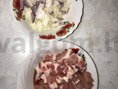 Mėsa svogūnų padaže Žingsnis 1
