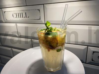 Romo ir persikų kokteilis pagrindine nuotrauka