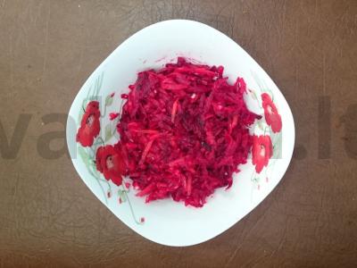 Salotos su žaliais burokėliais ir morkomis pagrindine nuotrauka