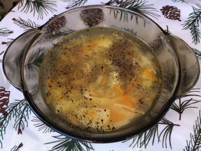 Švelni vištienos sriuba su vermišeliais pagrindine nuotrauka