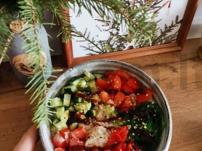 Poke dubenėlis su raudona žuvimi ir imbieru pagrindine nuotrauka