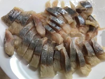 Bulvių salotos su silke, svogūnais ir šviežiais agurkais Žingsnis 2