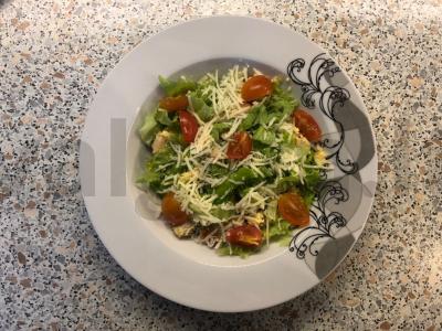 Cezario salotos su vištienos krūtinėle pagrindine nuotrauka