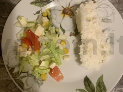 Vakarienė dviem asmenims su ryžiais ir salotomis pagrindine nuotrauka