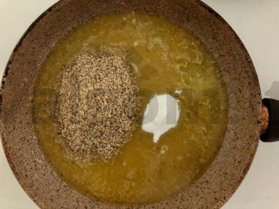 Aromatizuoti meduoliniai meduoliai su graikiniais riešutais Žingsnis 3