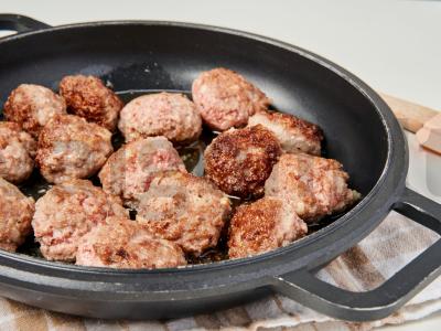 Spagečiai su mėsos kukuliais pomidorų padaže Žingsnis 1