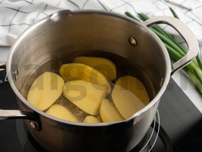 Bulvių košė su žaliaisiais svogūnais Žingsnis 2