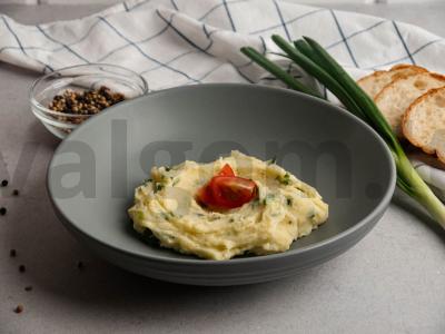 Bulvių košė su žaliaisiais svogūnais pagrindine nuotrauka