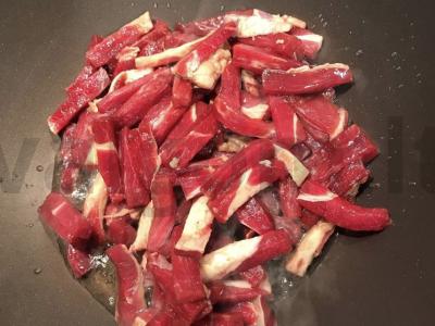 Daržovių salotos su kepta jautiena ir sojų padažu Žingsnis 2