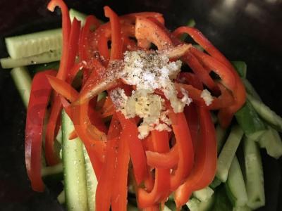 Daržovių salotos su kepta jautiena ir sojų padažu Žingsnis 3