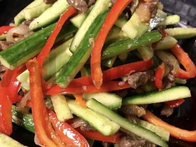 Daržovių salotos su kepta jautiena ir sojų padažu pagrindine nuotrauka