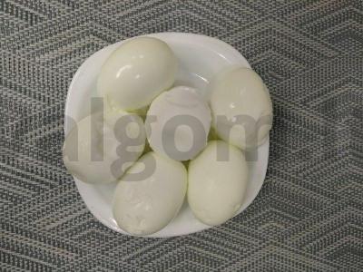 Ryškus kiaušinių, įdarytų menkės kepenėlių paštetu, užkandis Žingsnis 1