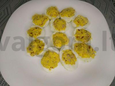 Ryškus kiaušinių, įdarytų menkės kepenėlių paštetu, užkandis pagrindine nuotrauka