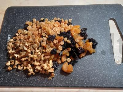 Kreminis pyragas su džiovintais vaisiais ir trijų grūdų dribsniais Žingsnis 2