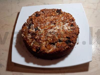 Kreminis pyragas su džiovintais vaisiais ir trijų grūdų dribsniais pagrindine nuotrauka