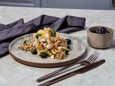 Salotos su kukurūzais ir vištienos kepenėlėmis pagrindine nuotrauka