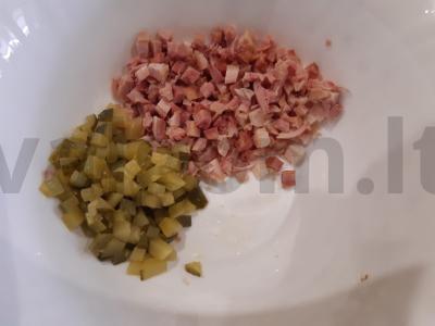 Skanios salotos su rūkyta vištiena ir korėjietiškomis morkomis Žingsnis 1